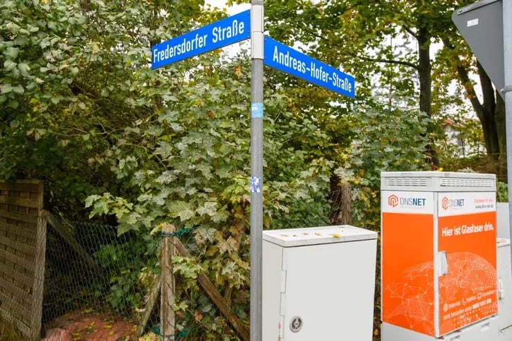 Straße in Altlandsberg mit Glasfaserausbau Werbung