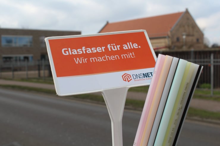 DNS:NET Schild mit Aufschrift 